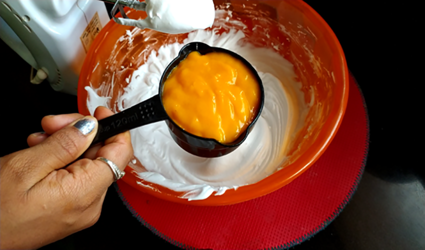 How to make ice cream with mango flavors?