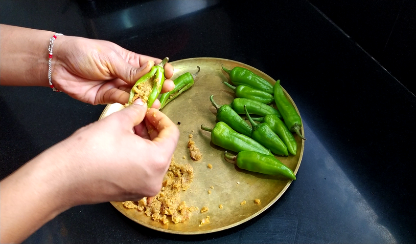 Besan ki Bharwan Mirch | Stuffed Green Chilies 