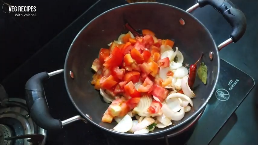 This tomato chutney is pairs with idli, dosa, uttapam, pakora, or vada varieties. 