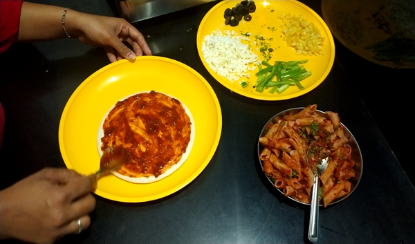 Red Sauce Pasta Pizza | Red Sauce Pasta Pizza Recipe On Tawa