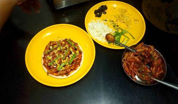Red Sauce Pasta Pizza | Red Sauce Pasta Pizza Recipe On Tawa