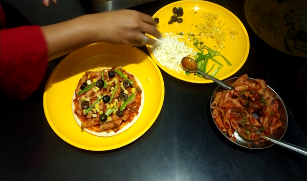 Red Sauce Pasta Pizza | Red Sauce Pasta Pizza Recipe On Tawa