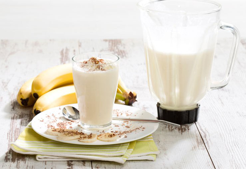 BANANA AND MILK - Breakfast foods for a healthy digestive system
