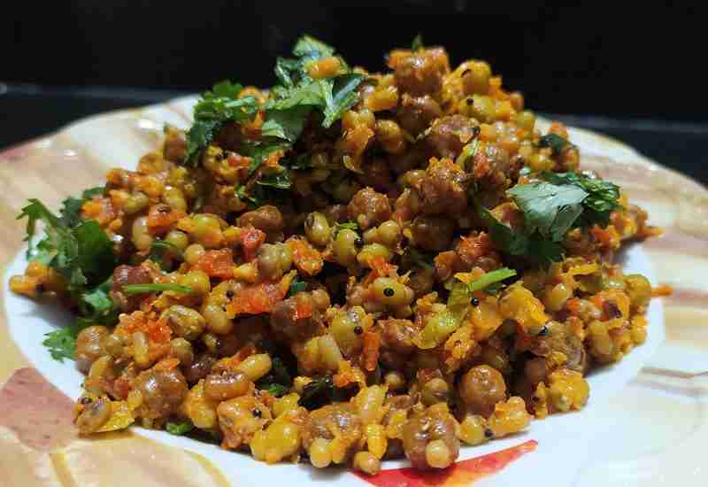 Ghughri - Mix Sprouts Sabji | Sprouts Curry Recipe | Mixed Sprouts Curry