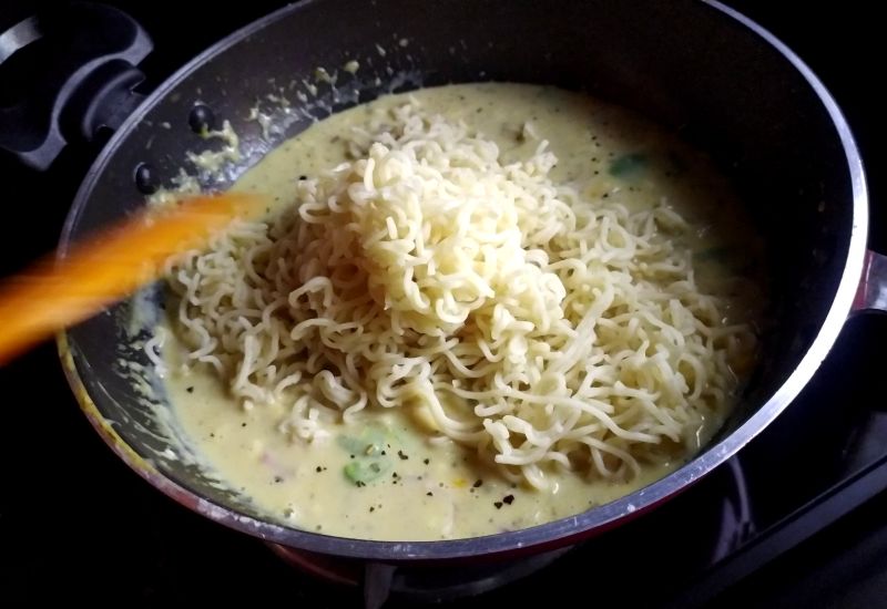 Cheese maggi with white sauce | white sauce maggi | maggi cheese noodles